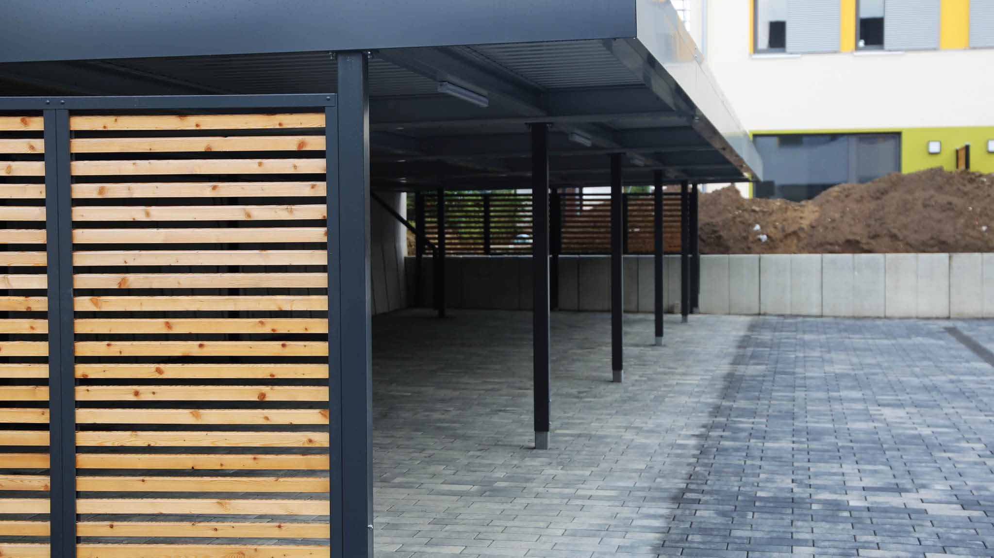 SChwarzer Carport aus Metall und Holz für 4 Autos