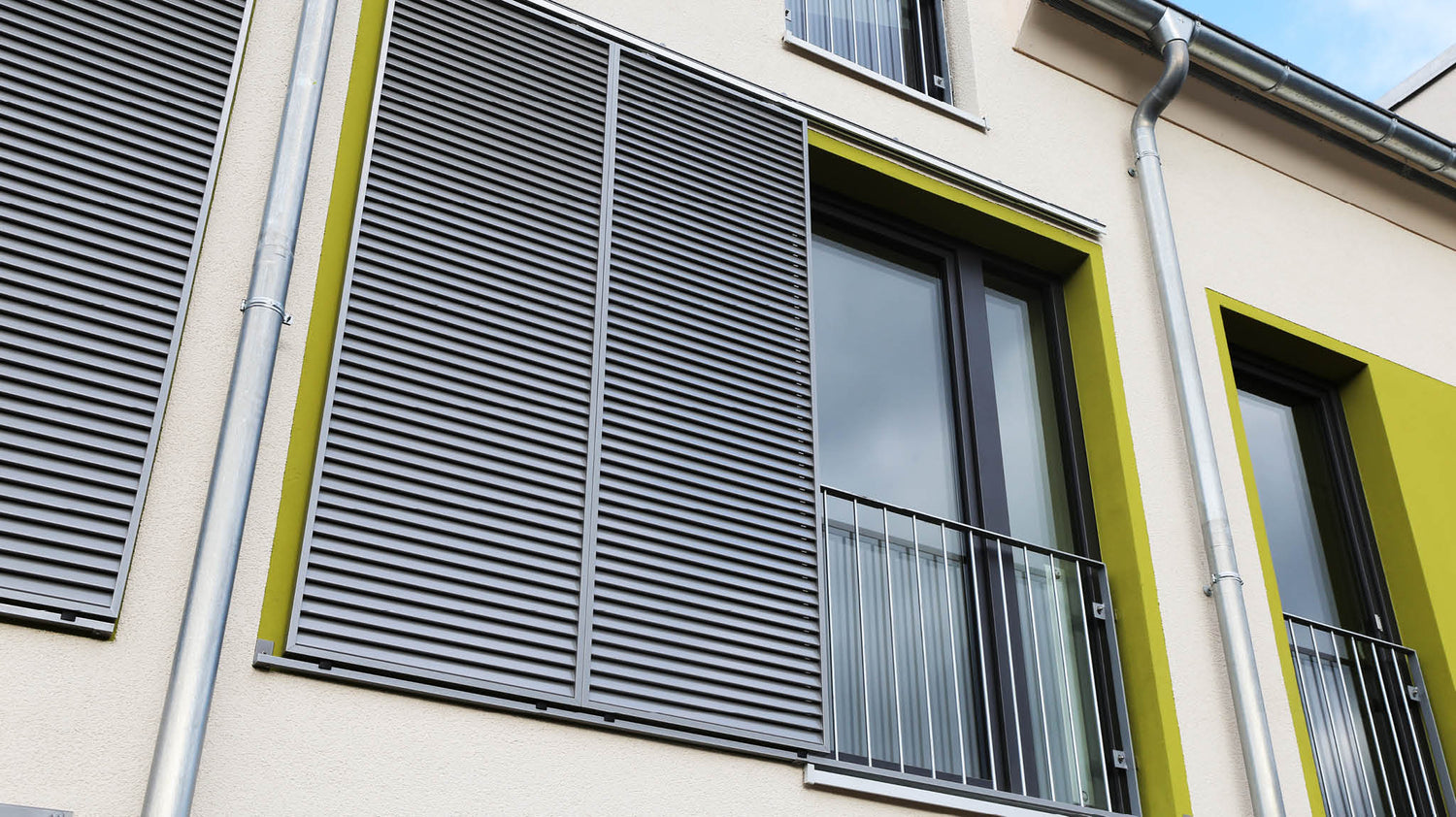 Fensterverkleidung aus schwarzem Metall