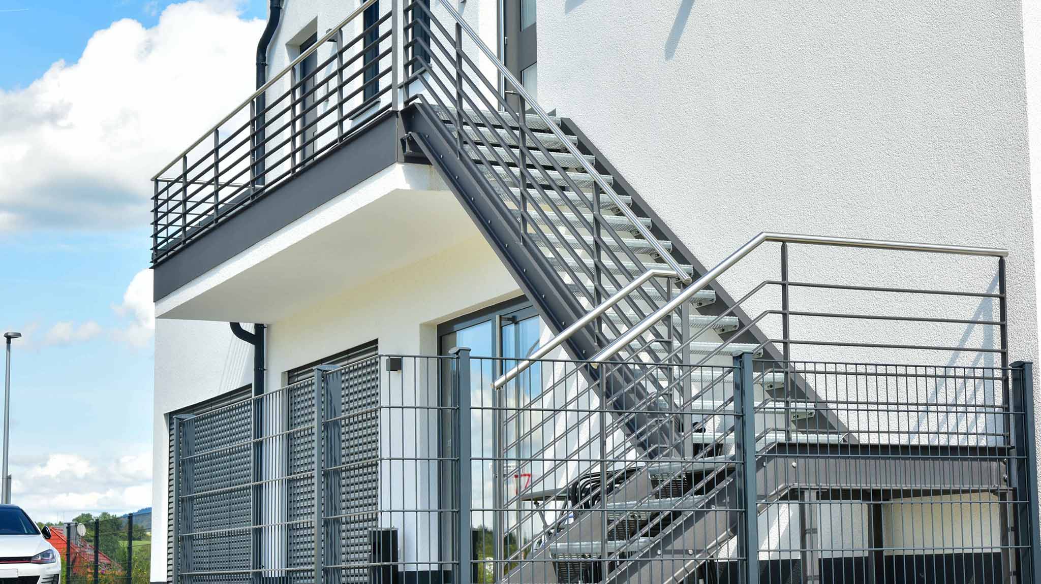 Metalltreppe an der Ausssenfassade eines Hauses