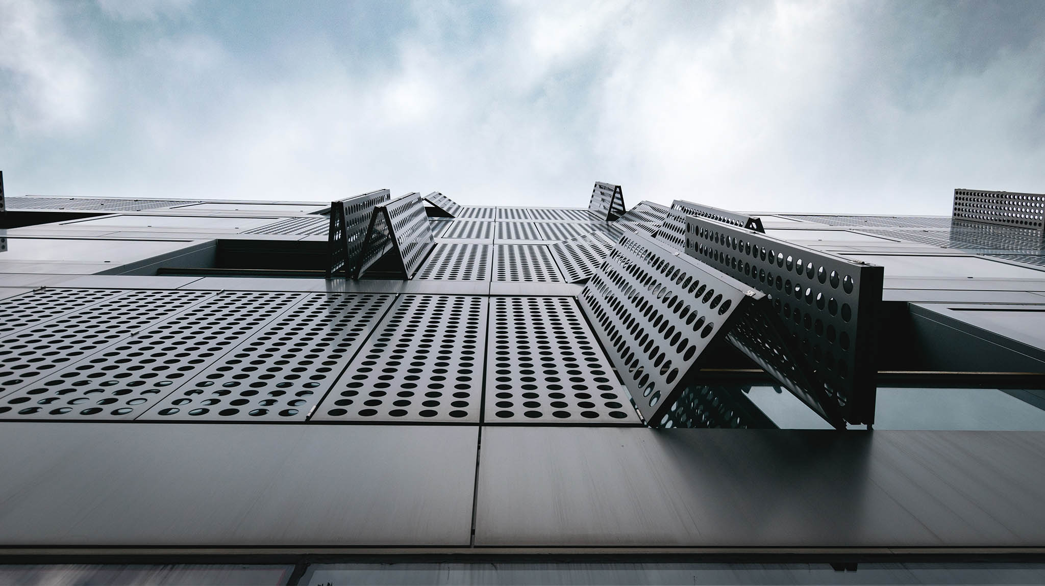 Aussenfassade eines Hauses aus schwarzem Metall